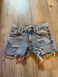 Light washed distressed shorts😍
