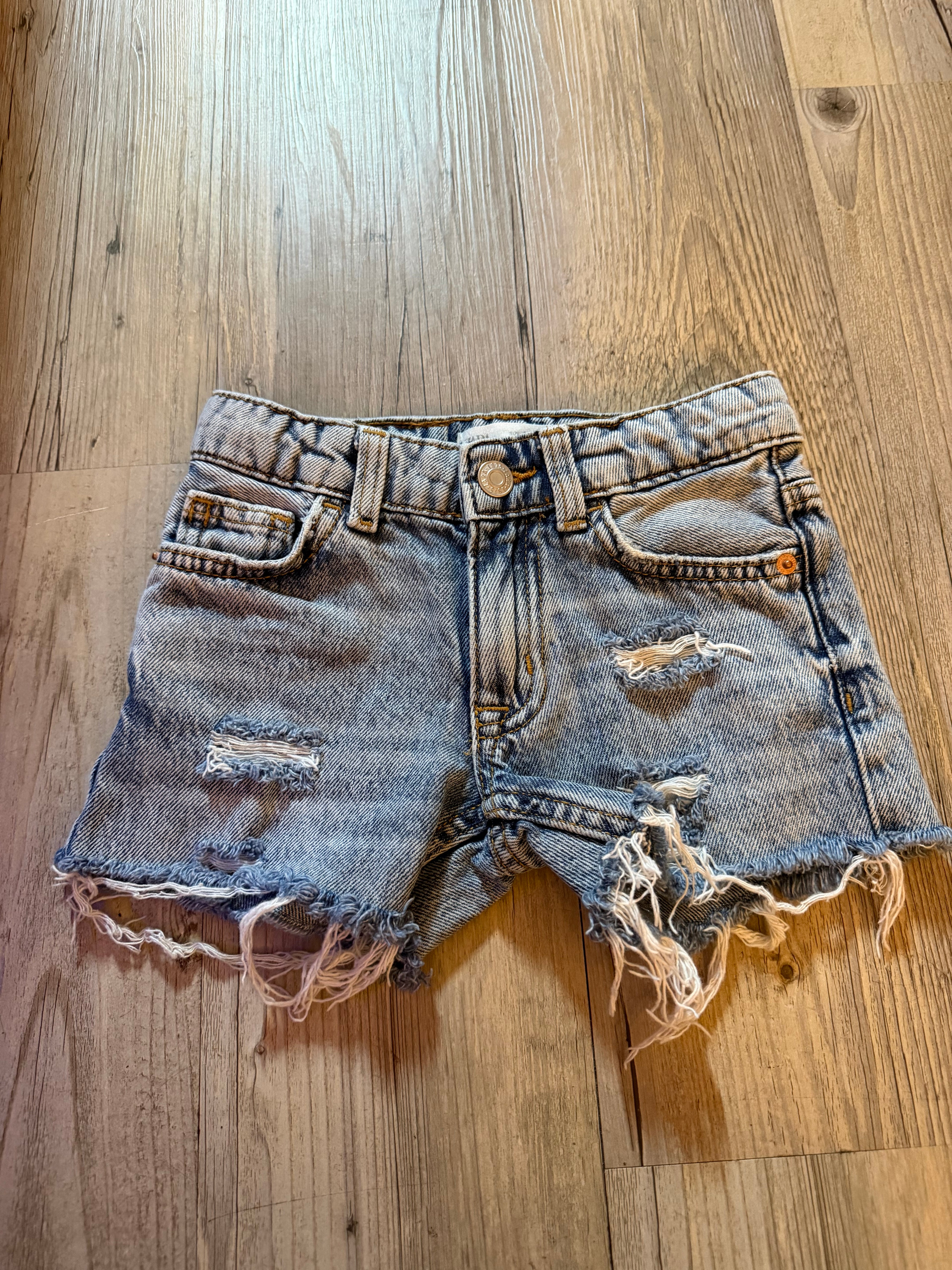 Light washed distressed shorts😍
