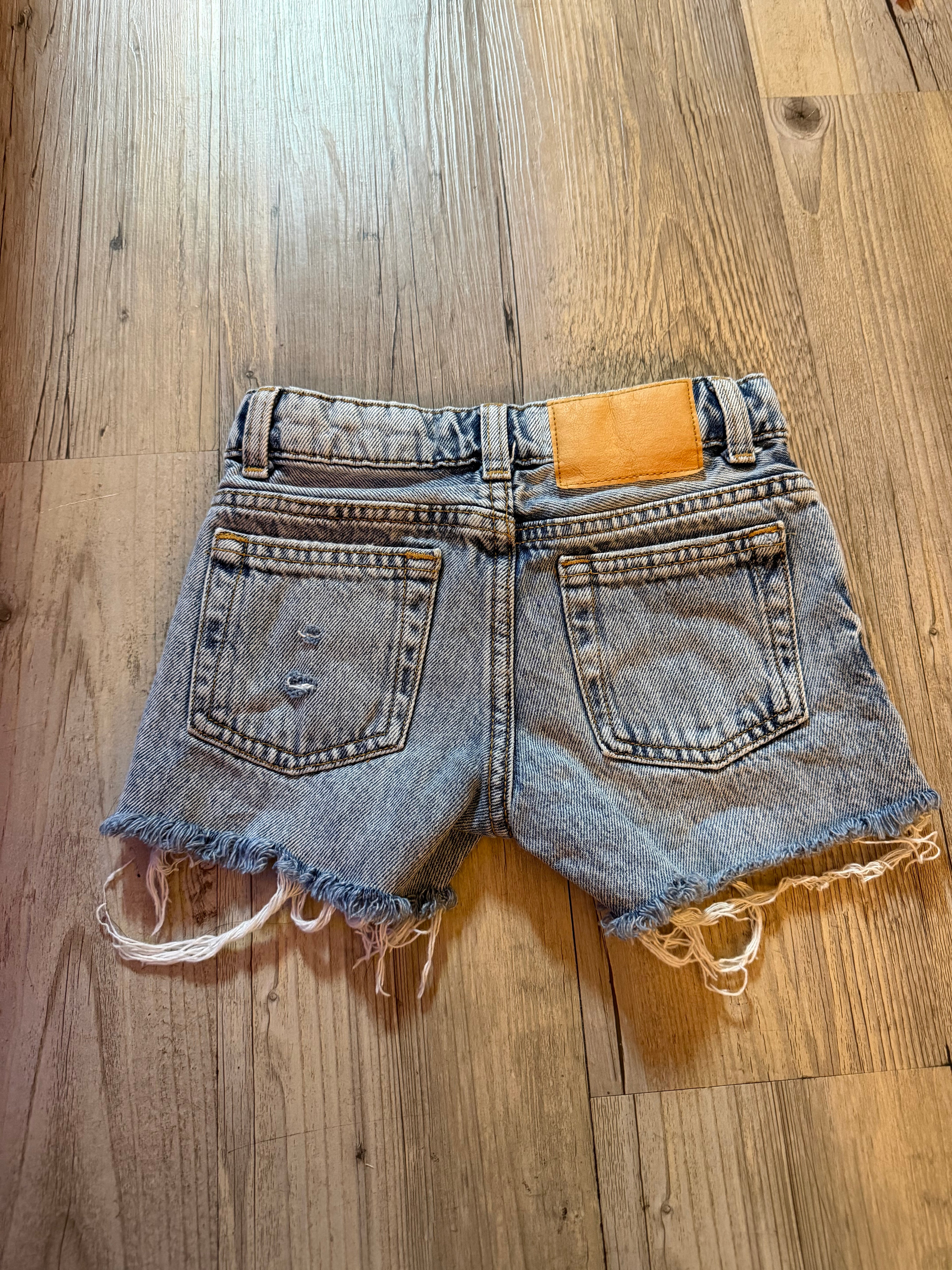 Light washed distressed shorts😍