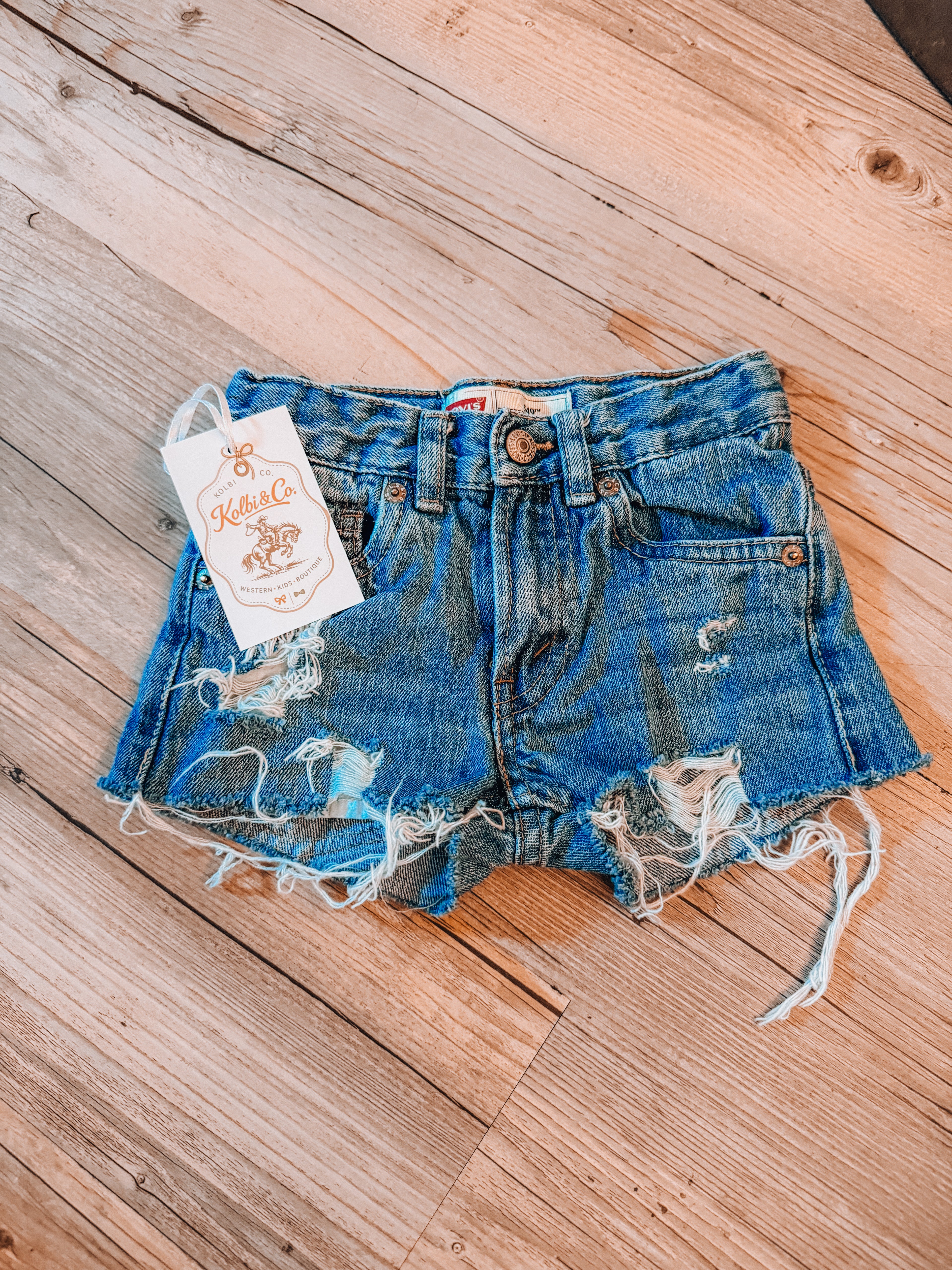 Levi distressed Cutoffs 😍