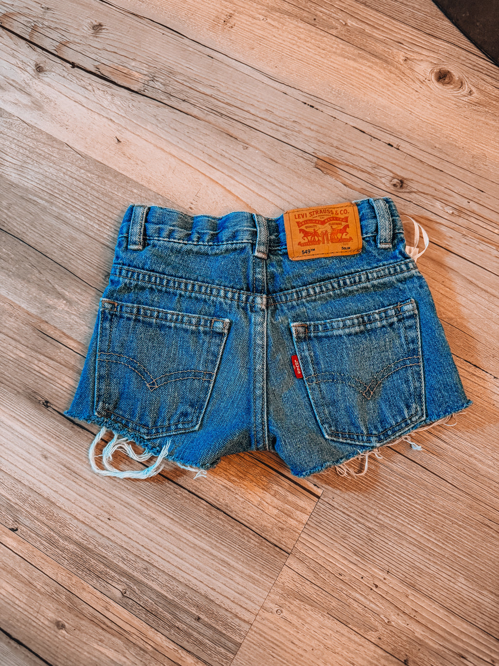 Levi distressed Cutoffs 😍